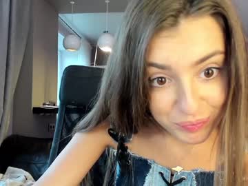 girl
        coy_amina_ cam image #21348
