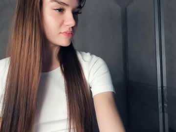 girl
        jinny_garland cam image #219092