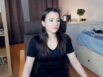 girl
        keti_bunny cam image #220303