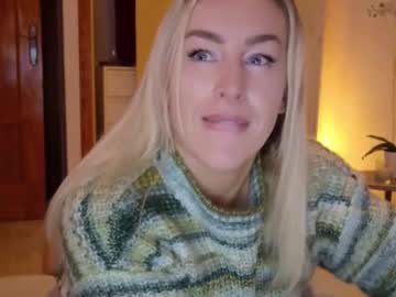 girl
        christinasiemone cam image #215732