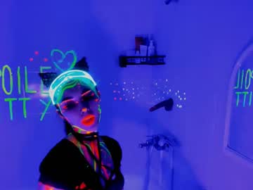 girl
        spoiled_kittty cam image #250022