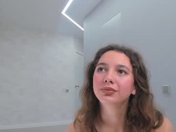 girl
        sallyscotth cam image #130352