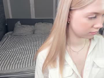 girl
        dollyady cam image #158709