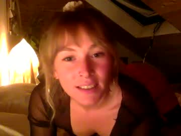 girl
        lunarosestone cam image #119780
