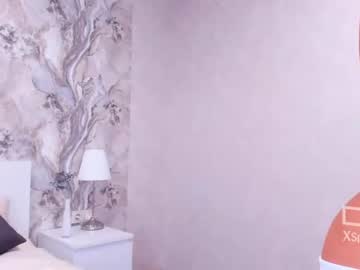 girl
        lizzy_peach cam image #56927