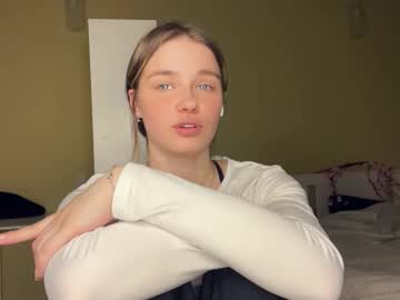 girl
        laurineleconey cam image #79327
