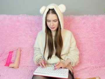 girl
        lola_myluv_ cam image #57317