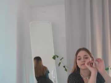 girl
        blow_bell cam image #153144