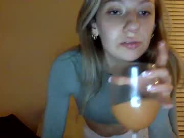 girl
        taytaywest cam image #152008