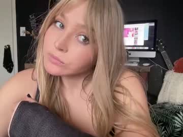 girl
        haileyholton cam image #231810