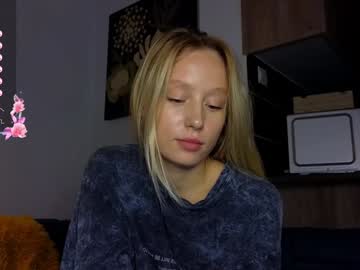 girl
        white_lime cam image #182776