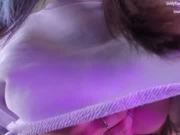 girl
        aavee cam image #21223