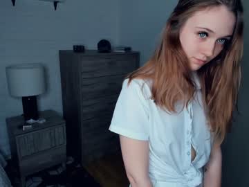 girl
        caressing_glance cam image #147717