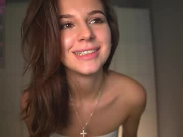 girl
        daisy_mint cam image #60551