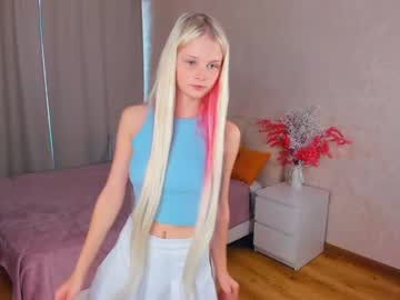 girl
        evelyncantu cam image #120028