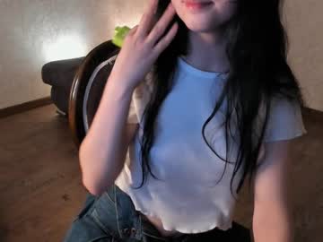 girl
        carolemilys cam image #111011