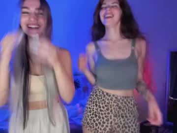 couple
        mila_blushh cam image #181081