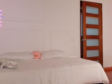 couple
        mia_v7 cam image #121537