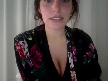 girl
        freckledeer cam image #68855