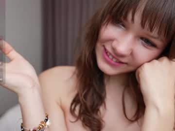girl
        little_lola18 cam image #201805