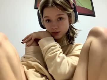 girl
        vannessablumer cam image #45887
