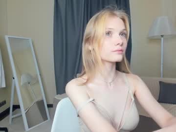 girl
        maidagentile cam image #183917