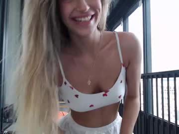 girl
        toolateforu cam image #188021