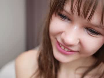 girl
        little_lola18 cam image #201823