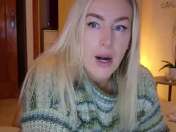 girl
        christinasiemone cam image #215737