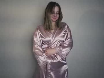 girl
        moon_milking cam image #129369