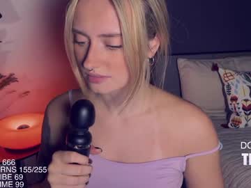 girl
        yvie_ cam image #21893
