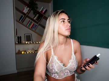 girl
        laurabae_ cam image #24685