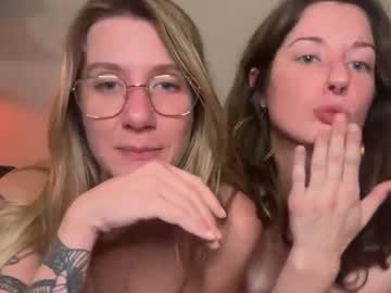 couple
        2girls1boat cam image #56452