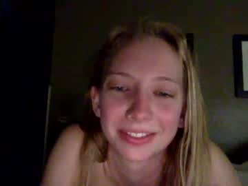 girl
        snowbunny1019 cam image #41836