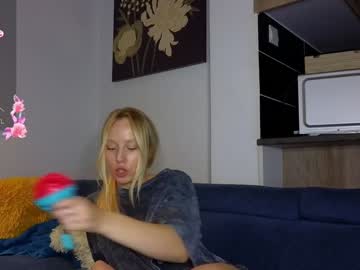 girl
        white_lime cam image #182810