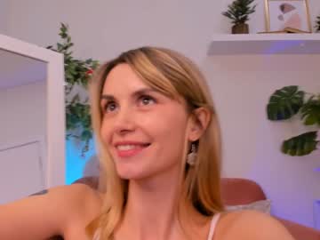 girl
        mollywoood cam image #227764