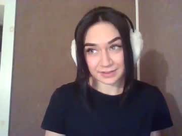 girl
        heidiknight555 cam image #49967