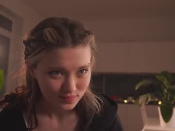 girl
        rivagosnell cam image #73251