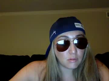 girl
        greenjean420 cam image #100346
