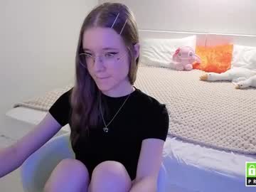 girl
        lowress cam image #26701