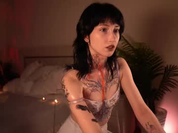 girl
        carmilamoon cam image #250393