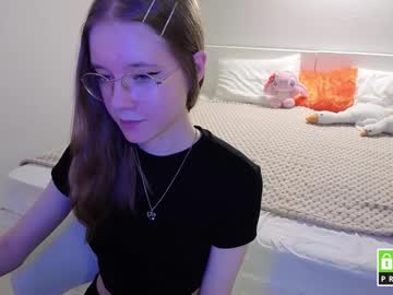 girl
        lowress cam image #26716