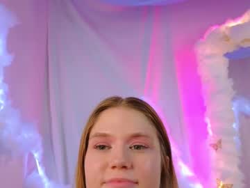 girl
        alisia_spinnet cam image #8731