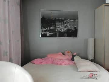 girl
        _mito_69 cam image #2373